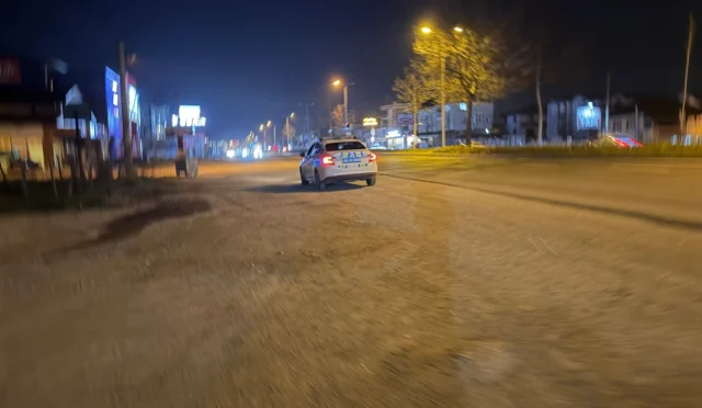 Düzce'de yapay zeka destekli gece radar denetimi sırasında hız ihlali yapan araçlara ceza kesiliyor