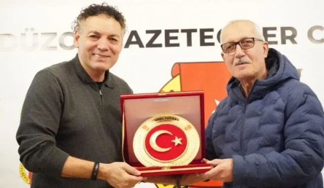 Düzce Gazeteciler Cemiyeti iftar programında kurucu başkanı Erol Tayhan'a plaket veriliyor