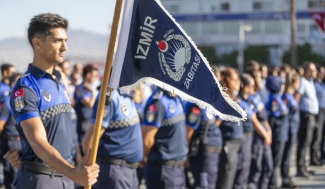 İzmir Büyükşehir Belediyesi zabıta ekipleri şehir düzenini sağlamak için denetim yapıyor