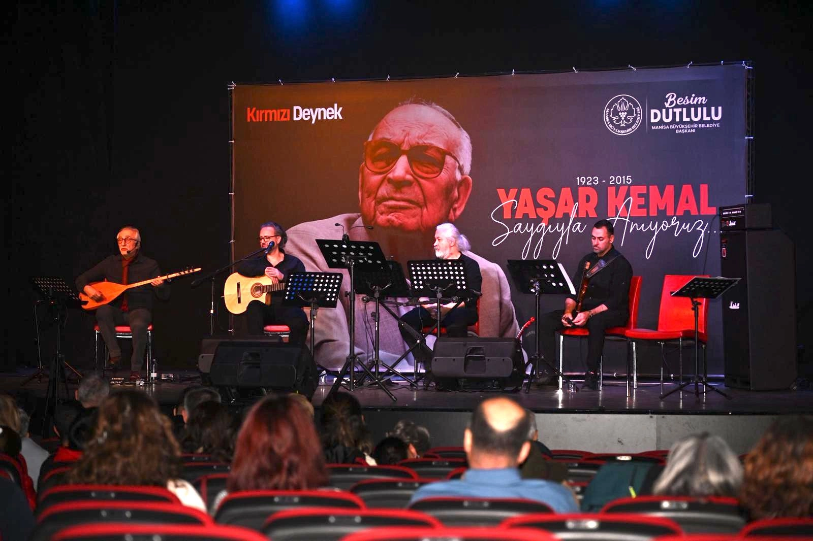 Yaşar Kemal, Manisa’da ‘Kırmızı Deynek’ ile Anıldı: Edebiyatın Dev İsmi Sahnedeydi
