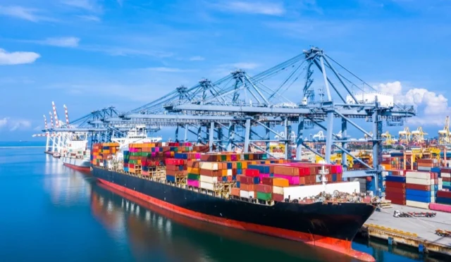 Türkiye'nin Şubat 2026 dış ticaret verileri: İhracat ve ithalat rakamları grafik üzerinde gösteriliyor.