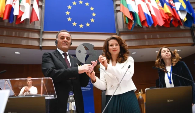 Ekrem İmamoğlu'na Brüksel'de Paweł Adamowicz Ödülü takdim edildi