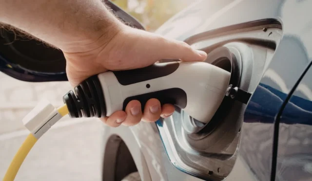 Küresel elektrikli araç satışlarında şubat ayında yüzde 11'lik düşüş yaşandığına dair grafik