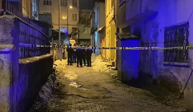 Erzurum'da sokak ortasında boğazından bıçaklanarak öldürülmüş bir şahsın bulunduğu olay yeri