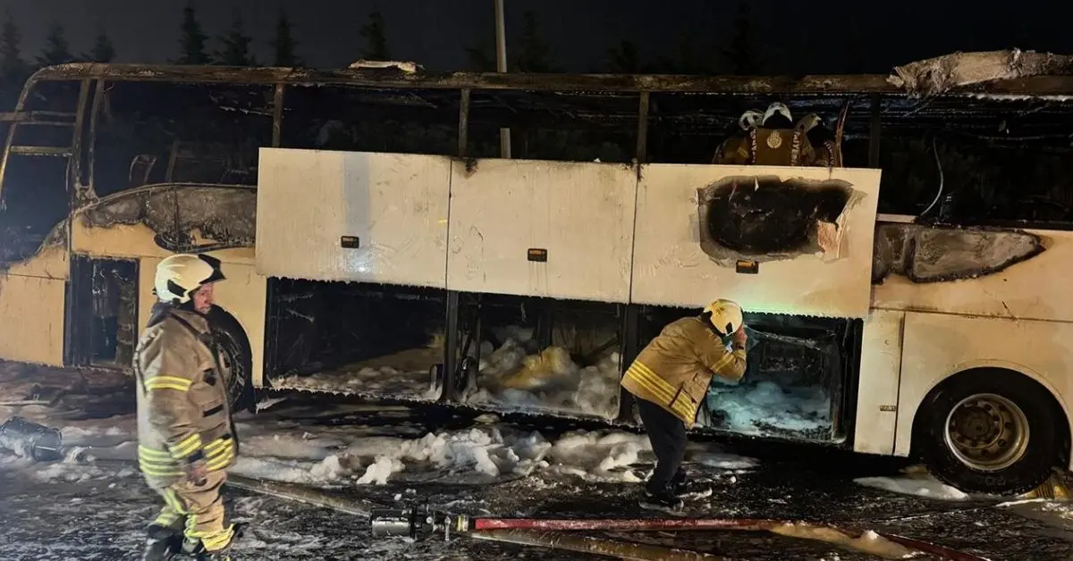 Esenler’de Seyir Halindeki Yolcu Otobüsü Alevlere Teslim Oldu: Trafik Durdu, Araç Kullanılamaz Hale Geldi