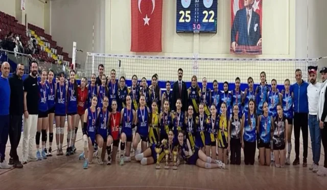 Isparta Küçük Kızlar Voleybol İl Birinciliği şampiyonu Eğirdir 1923 SK takımı