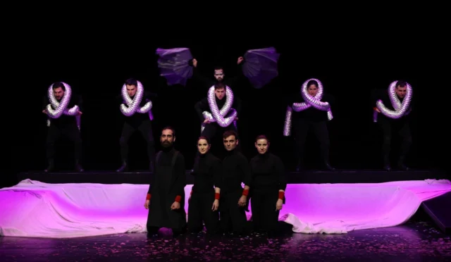 Maltepe Belediyesi'nin Yaşar Kemal anısına düzenlediği 'Filler ve Karıncalar' tiyatro oyunu sahnesinden bir kesit.