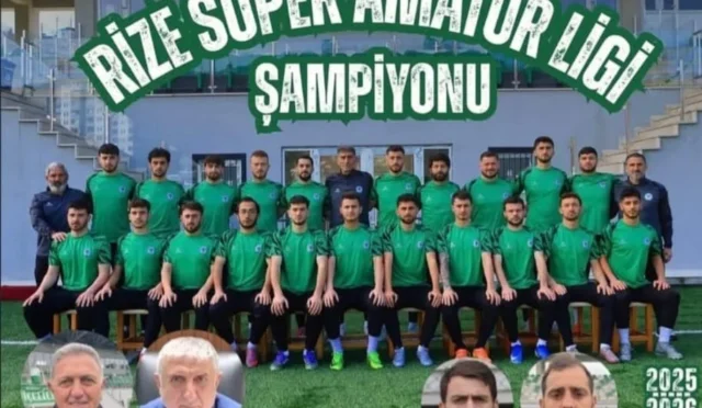 Fındıklıspor futbol takımı, teknik direktör Bahadır Basa ile Bölgesel Amatör Lig'e yükselme kupasını kaldırıyor.