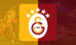 Galatasaray futbol takımı oyuncuları ve teknik heyeti seviniyor, kulüp logosu ön planda