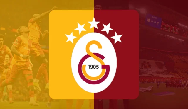 Galatasaray futbol takımı oyuncuları ve teknik heyeti seviniyor, kulüp logosu ön planda