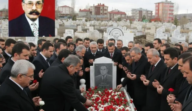 Gazeteci Öner Daşdelen mezarı başında anılırken çekilmiş anma töreni fotoğrafı