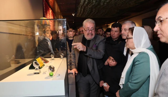 Gaziantep'te Mukaddes Emanetler Sergisi açıldı, ziyaretçiler yoğun ilgi gösteriyor.