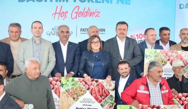 Gaziantep Büyükşehir Belediyesi'nin Nizip çiftçilerine sağladığı mazot, tohum, fide, gübre ve yem desteklerini gösteren görsel.