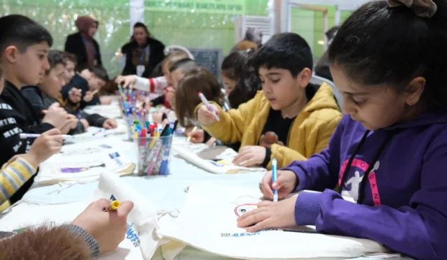 Gebze Ramazan Çadırı'nda çocukların atölye çalışmalarına katıldığı neşeli anlar