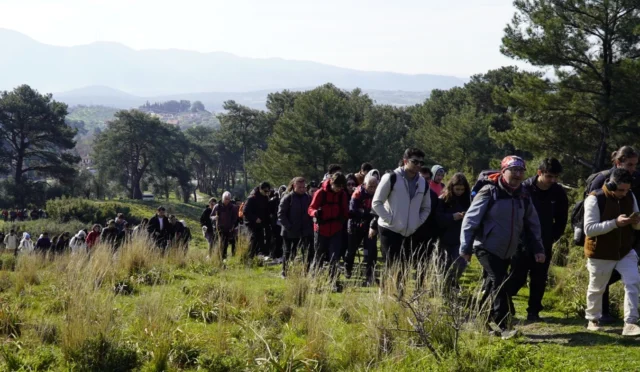 İzmir'de üniversite öğrencileri ve dağcılar, Efes-Mimas Yolu'nda bahar yürüyüşü yaparken