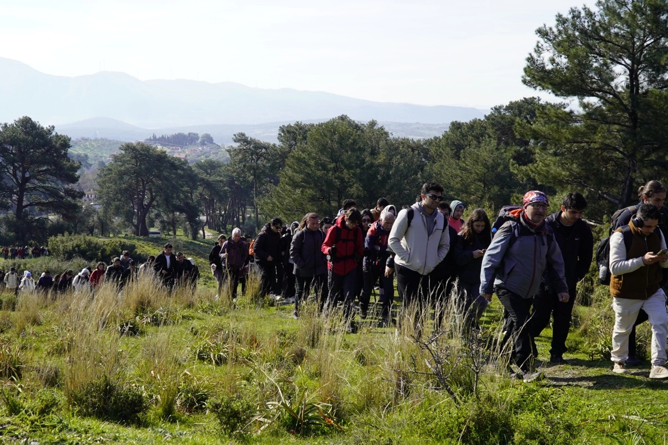 İzmir’de Gençler Baharı Efes-Mimas Yolu’nda Karşıladı: 200 Üniversiteli ve 50 Dağcı Doğayla Buluştu