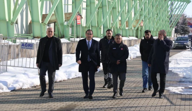 Gençlik ve Spor Bakanlığı Spor Kulüpleri Daire Başkanı Ercan Yıldız, Ağrı'da spor tesislerini incelerken