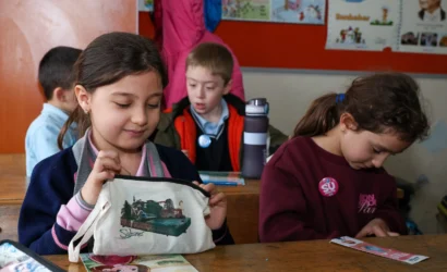 Geyve'de Umurbey İlkokulu öğrencileri, SASKİ'nin su bilinci eğitiminde 'Su Müfettişi' rozetlerini takıyor.