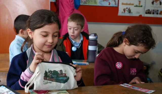 Geyve'de Umurbey İlkokulu öğrencileri, SASKİ'nin su bilinci eğitiminde 'Su Müfettişi' rozetlerini takıyor.