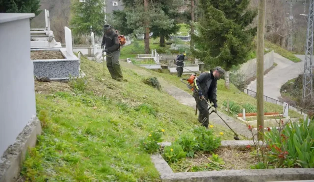 Giresun'da mezarlıklar bayram öncesi temizlik ve bakım çalışmalarıyla ziyaretçilere hazır hale getiriliyor.