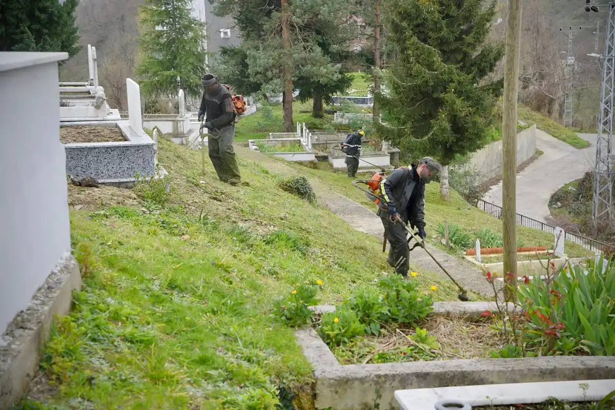 Giresun’da Bayram Öncesi Mezarlıklar Yeniden Hayat Buluyor: Temizlik ve Bakım Çalışmaları Tamamlanıyor