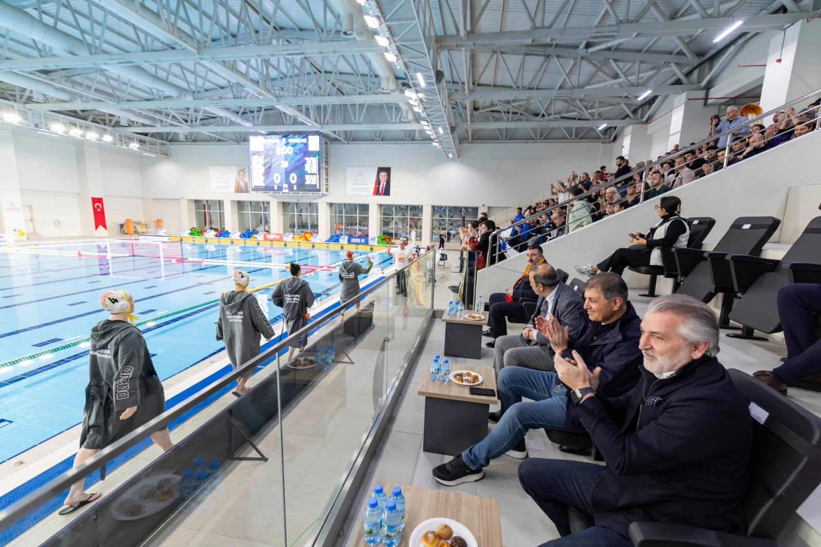 İzmir’de Tarihi An: Göztepe Kadın Sutopu Takımı Avrupa Sahnesinde Galip Geldi, Başkan Tugay Destek Verdi