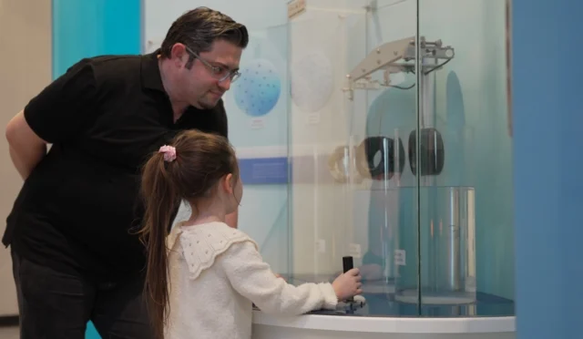 GUHEM'de çocuklar uzay ve havacılık temalı etkinliklere katılarak gökyüzünü ve uzayı keşfediyor.