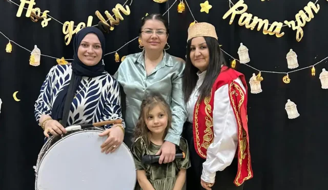 Gülağaç Anaokulu'nda düzenlenen iftar etkinliğinde çocuklar hep birlikte oruçlarını açıyor.