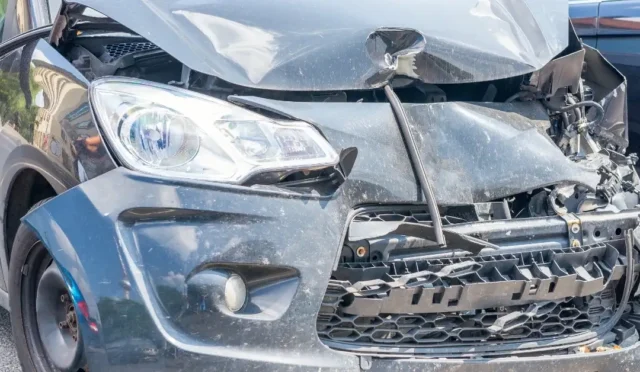 Deprem bölgesinden alınan hasarlı araçların şase numaralarıyla vurgun yapan 29 şüpheliye operasyon düzenlendi.