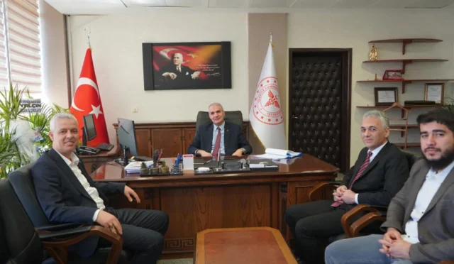 HEKİMSEN heyeti, Adıyaman Eğitim ve Araştırma Hastanesi Başhekimi Mehmet Tepe'yi ziyaret ediyor.