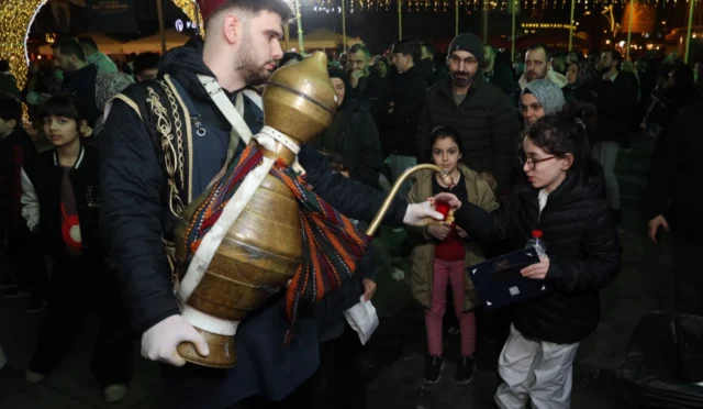 Kocaeli Büyükşehir Belediyesi'nin Ramazan Çadırı'nda iftar sonrası ücretsiz ikramlar ve çocuklara yönelik etkinlikler