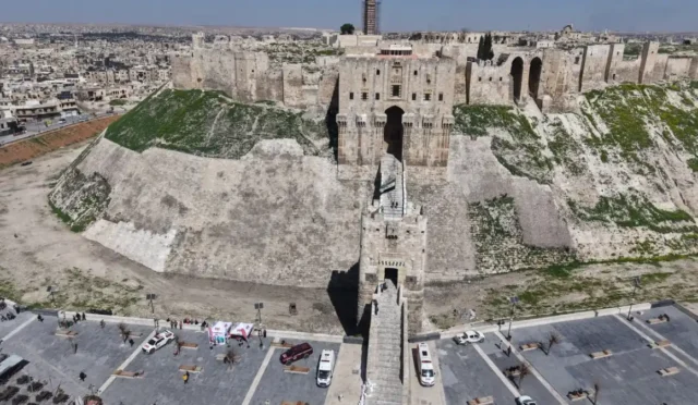 İHH ekiplerinin Halep Kalesi'nde gerçekleştirdiği temizlik ve düzenleme çalışması