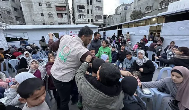İHH'nın Gazze'de iftar yemeği dağıtımından bir görüntü