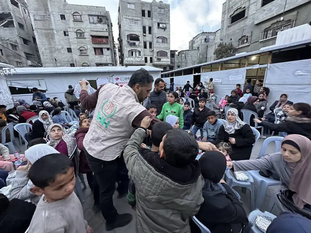 İHH Gazze’de Ramazan Ayı Boyunca Her Gün 165 Bin Kişiye İftar Sunuyor