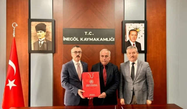 İnegöl Kaymakamlığı tarafından yetim ve öksüz öğrencilere bayram hediyesi olarak eşofman takımı ve mektup teslimi yapılıyor.