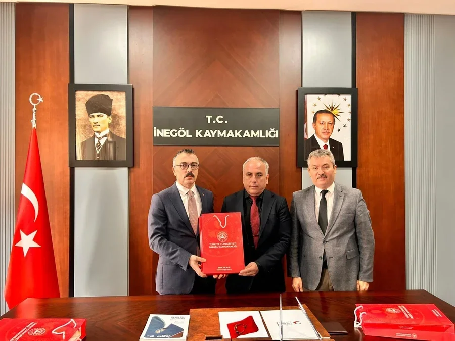 İnegöl Kaymakamlığı’ndan Yetim ve Öksüz Öğrencilere Bayramda Sıcak Dokunuş: Eşofman Takımı ve Bayram Tebriği