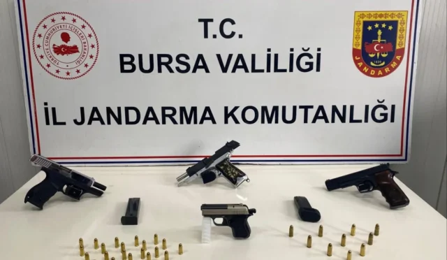İnegöl'de jandarma operasyonunda ele geçirilen ruhsatsız silahlar ve mühimmatlar