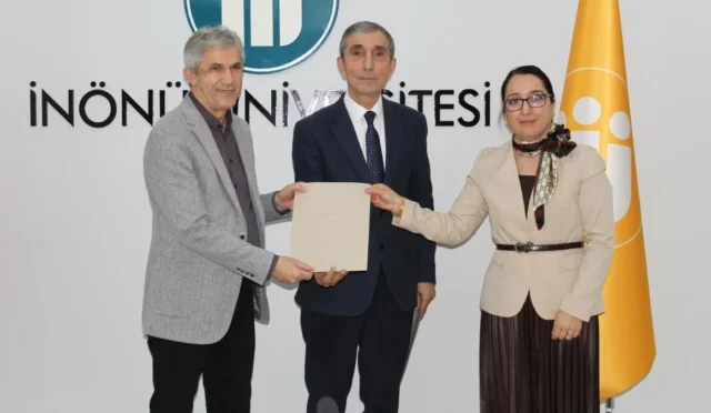 İnönü Üniversitesi Gazetecilik Bölümü akreditasyon belgesi ile birlikte