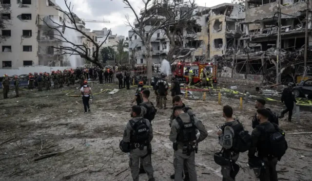 İran'ın Tel Aviv'e füze saldırısı sonrası hasar gören binalar ve sirenler