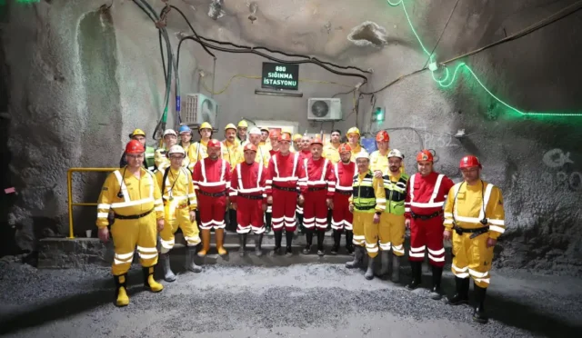 Bakan Vedat Işıkhan, Rize Çayeli'nde maden işçileriyle sahur sofrasında buluştu.