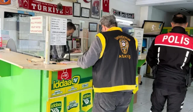 İskenderun'da yasa dışı bahis denetimi yapan polis ekipleri