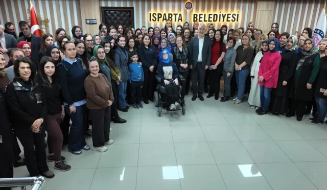 Isparta Belediye Başkanı Şükrü Başdeğirmen, belediye çalışanlarına bayram harçlığı dağıtıyor.