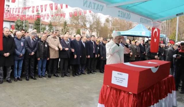 Isparta'da düzenlenen törenle şehit Binbaşı Sinan Taştekin son yolculuğuna uğurlanıyor.