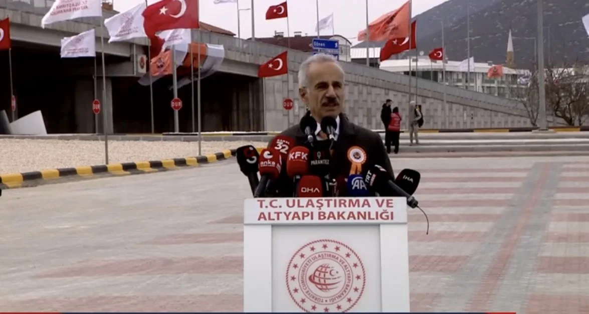 Isparta’da Ulaşım Ağı Güçleniyor: Şehit Orhan Burak Büyükçaylı Kavşağı ve Dörtyol-Şarkikaraağaç Yolu Hizmete Açıldı