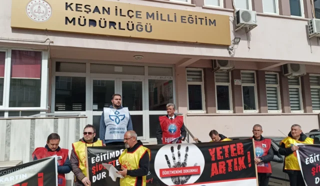 Keşan'da öğretmen cinayetini protesto eden kalabalık, eğitimde şiddete son verilmesi çağrısı yapıyor.
