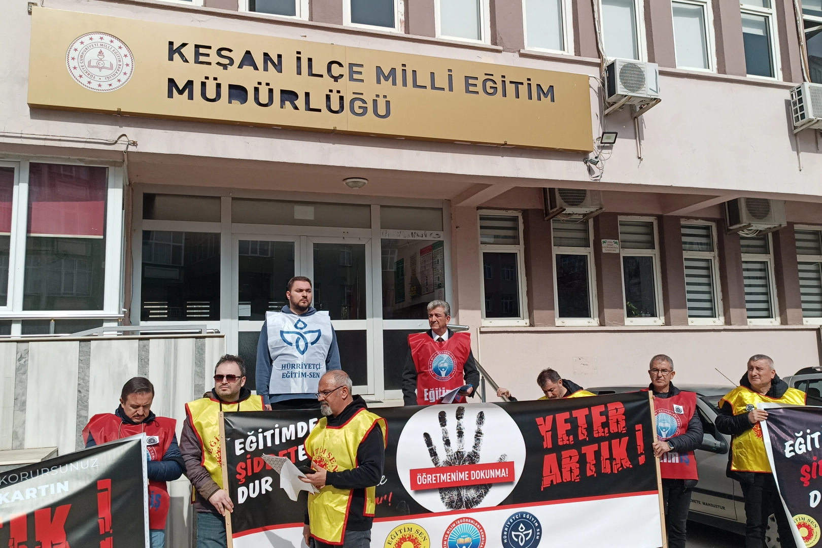 İstanbul’daki Öğretmen Cinayeti Keşan’da Yürüyüşle Lanetlendi: Eğitimde Şiddete Kökten Çözüm Talebi