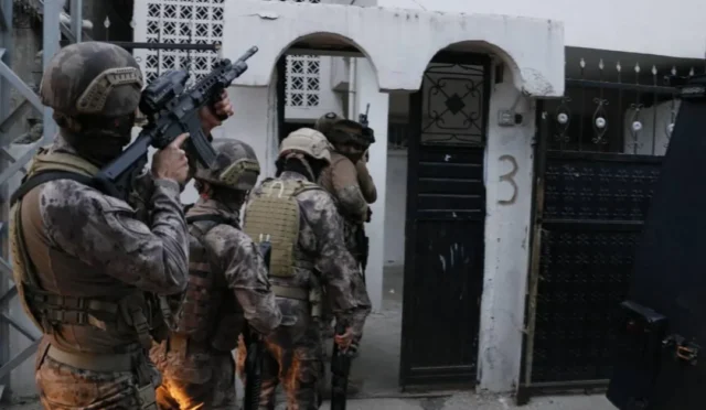 İstanbul'da DEAŞ operasyonu kapsamında gözaltına alınan şüpheliler