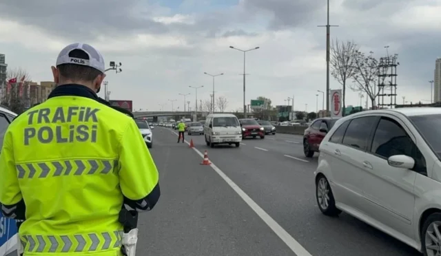 İstanbul Saraçhane çevresindeki trafiğe kapatılacak yolları gösteren uyarı tabelası