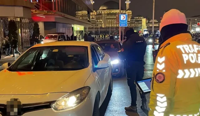 İstanbul'da polisler tarafından düzenlenen huzur operasyonunda gözaltına alınan şüpheliler ve ele geçirilen malzemeler