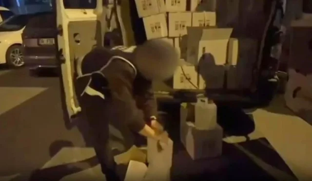 İstanbul'da polis ekiplerinin düzenlediği sahte içki operasyonunda ele geçirilen alkol şişeleri ve üretim malzemeleri